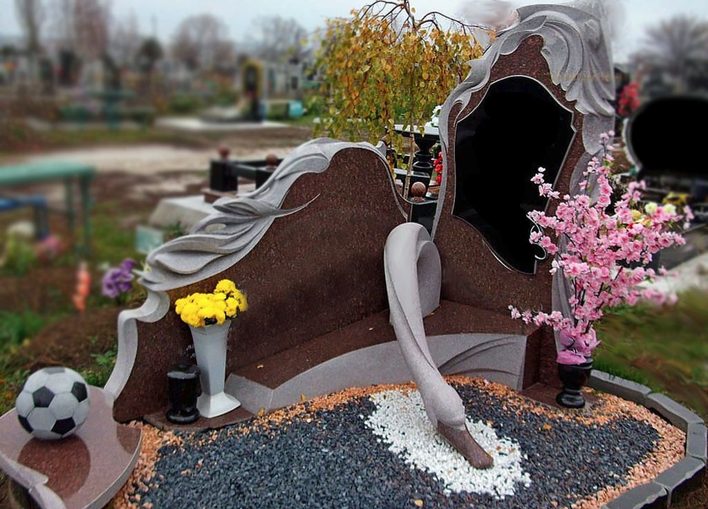 Лебедь из красного гранита