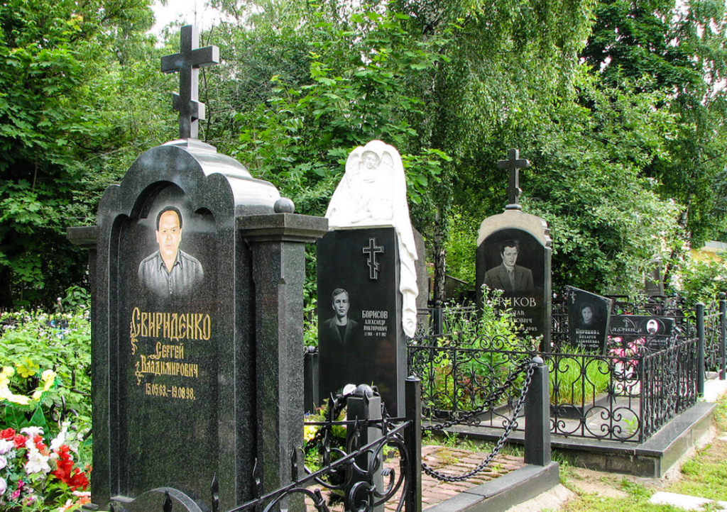 памятник в виде арки на могилу