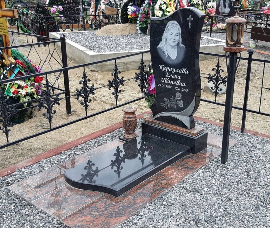 Памятник с вазой из гранита Калгуваара