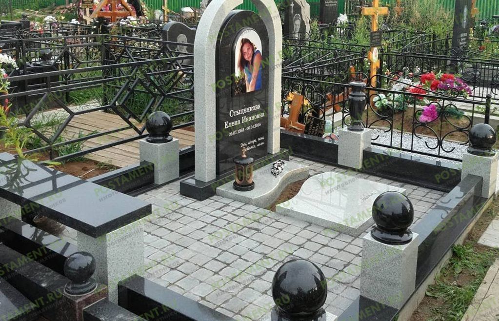 Памятник с серым гранитом и бронзой