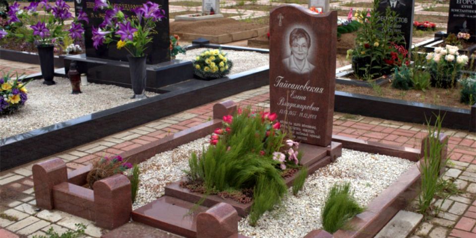 Надгробный памятник из красного гранита