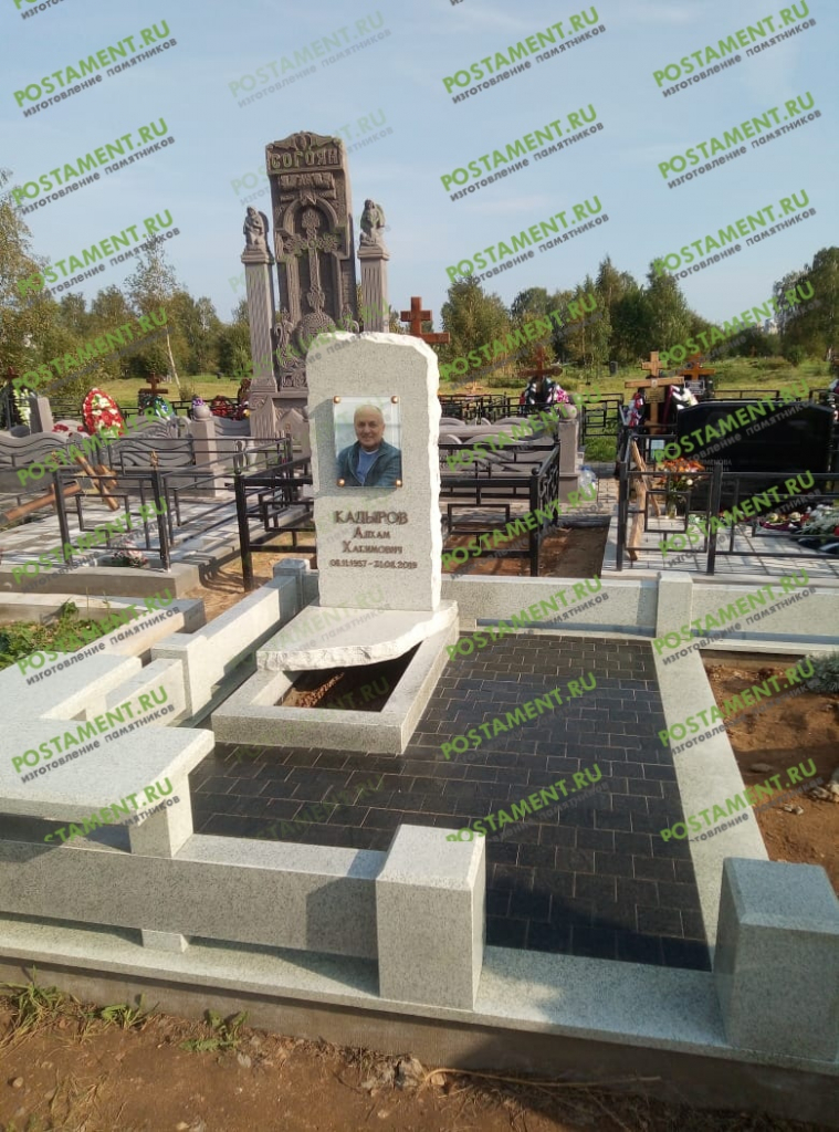 Бронза на сером гранитном памятнике