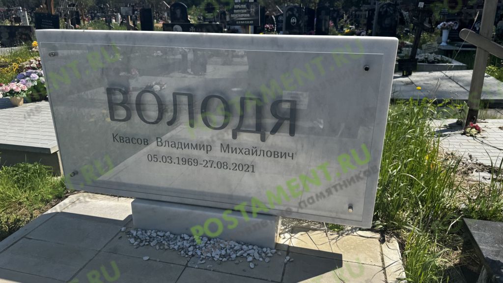 Памятник со стеклом одинарный