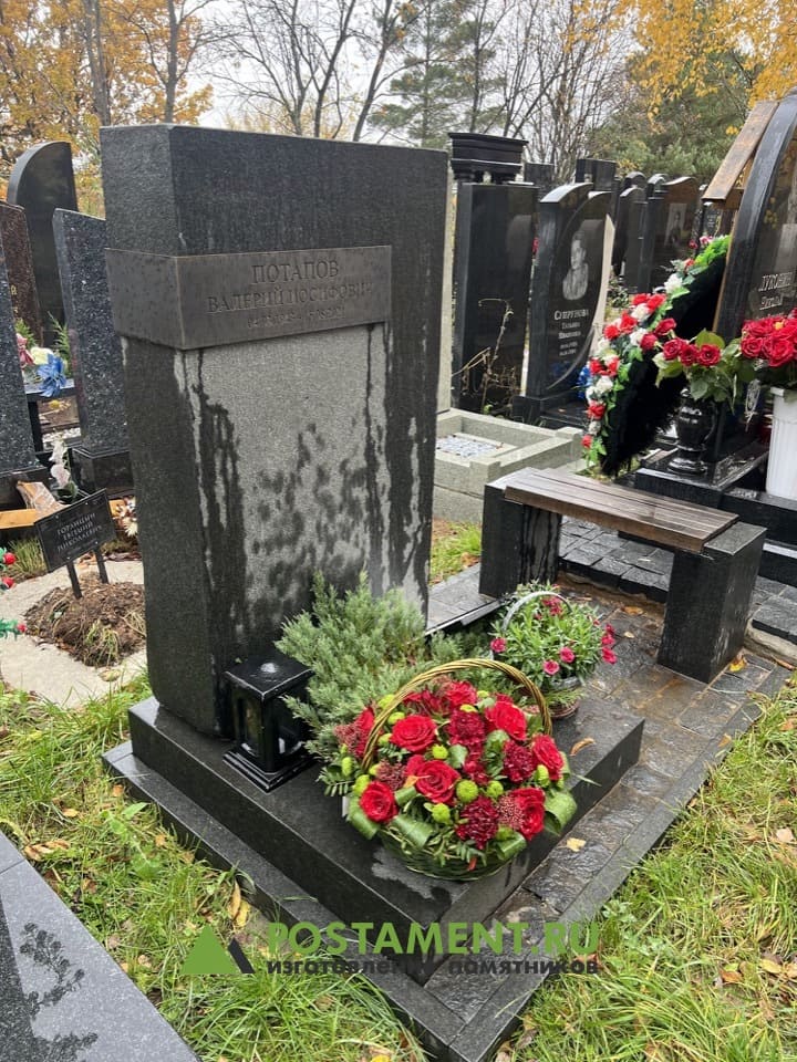 Деревянная лавка на цоколе из гранита