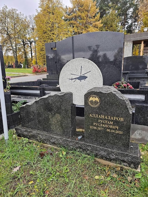 Памятник с вертолетом на могилу