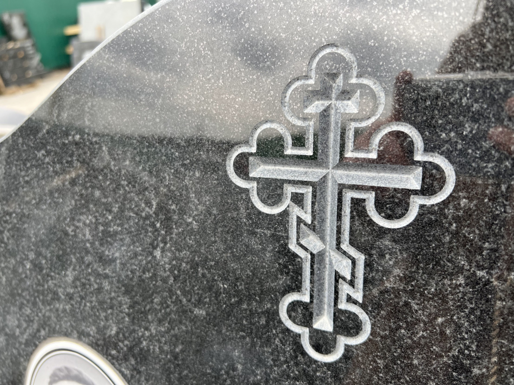 Восьмиконечный крест на памятнике скарпель