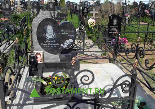 Памятник с сердцем и коркой