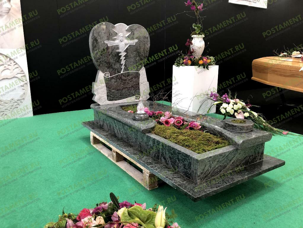 Памятник с высоким надгробием