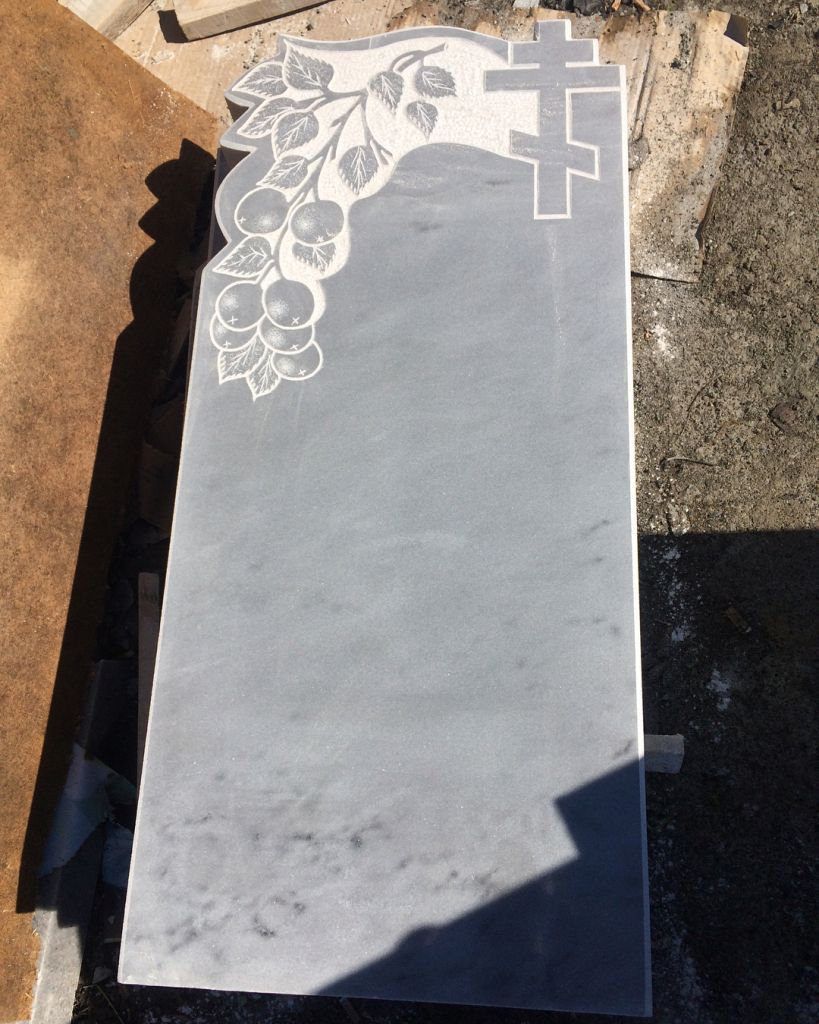 Памятник с крестом