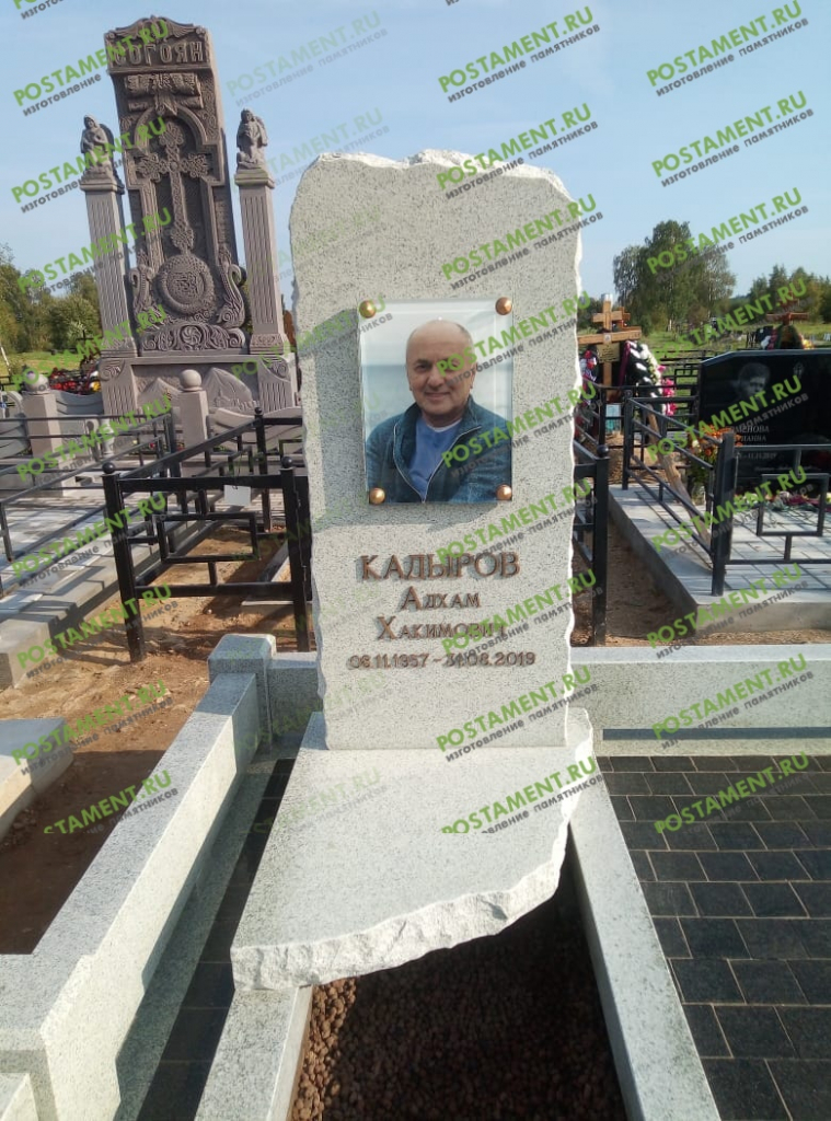 Постамент гранитный со стеклянным портретом