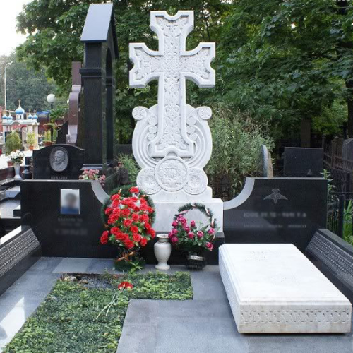 Хачкар из мрамора на кладбище