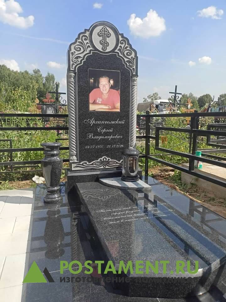 Памятник с цветником из гранита габбро