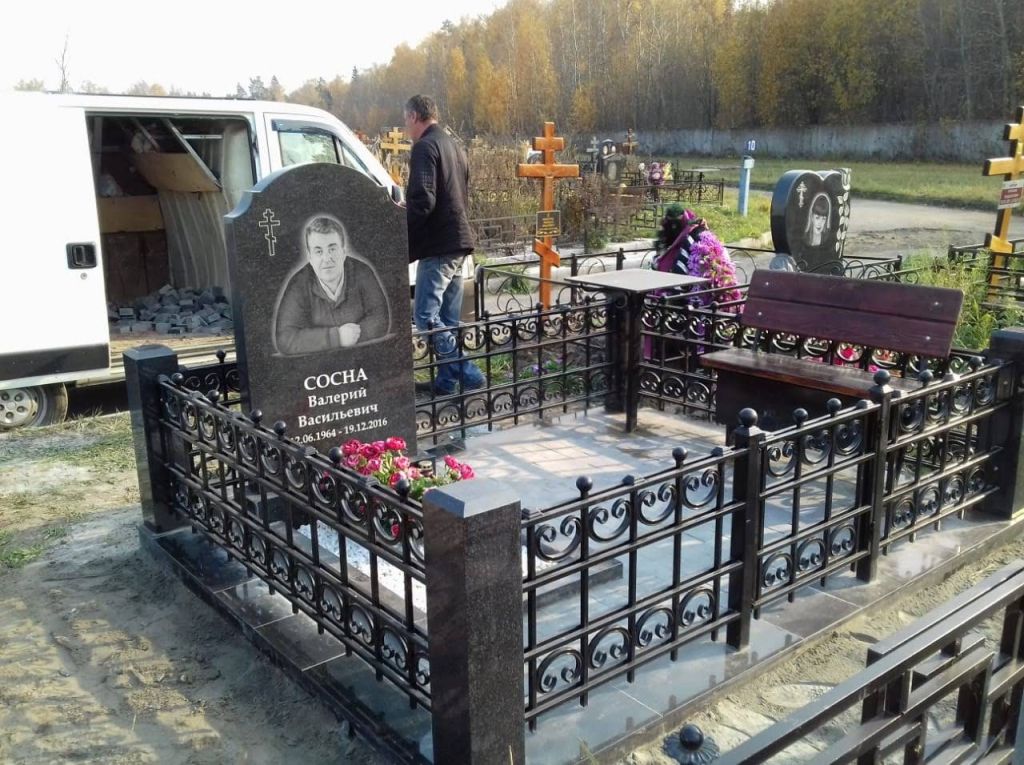 Комбинированная высокая ограда с гранитом