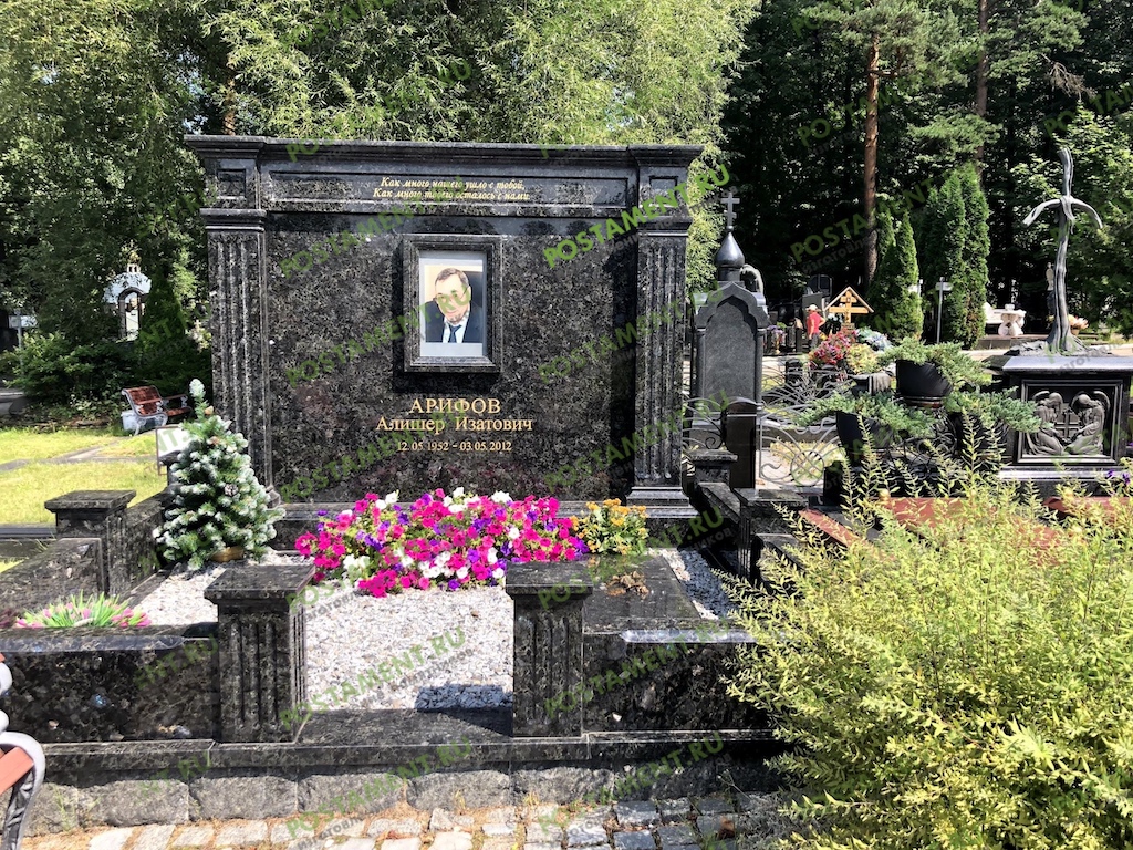 Памятник из Лабрадорита