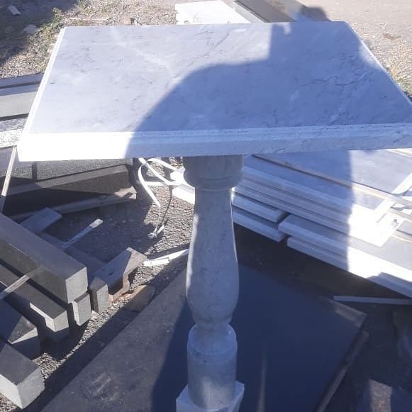 Столик из серого мрамора