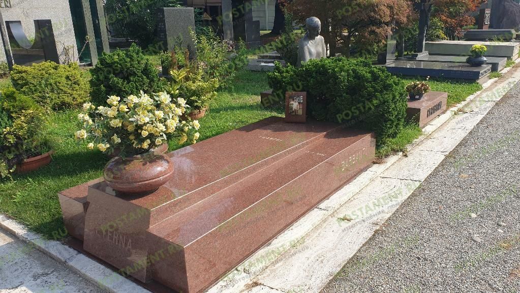 Памятник цветной красного цвета