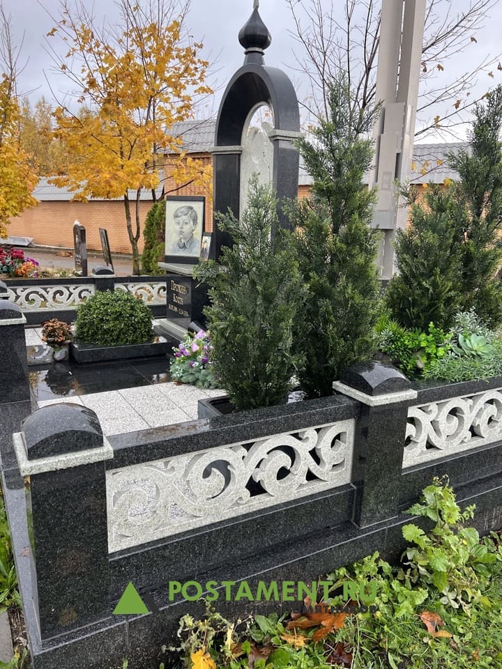 Резной цоколь и арка с крестом из гранита