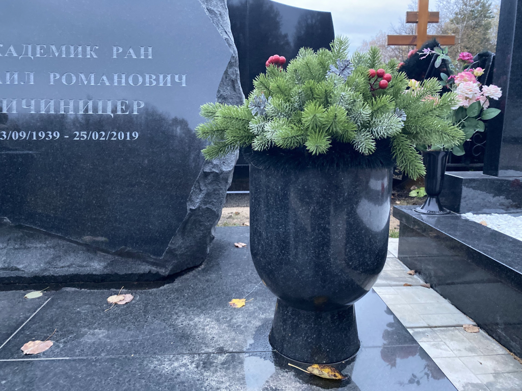 Вазочка на могиле