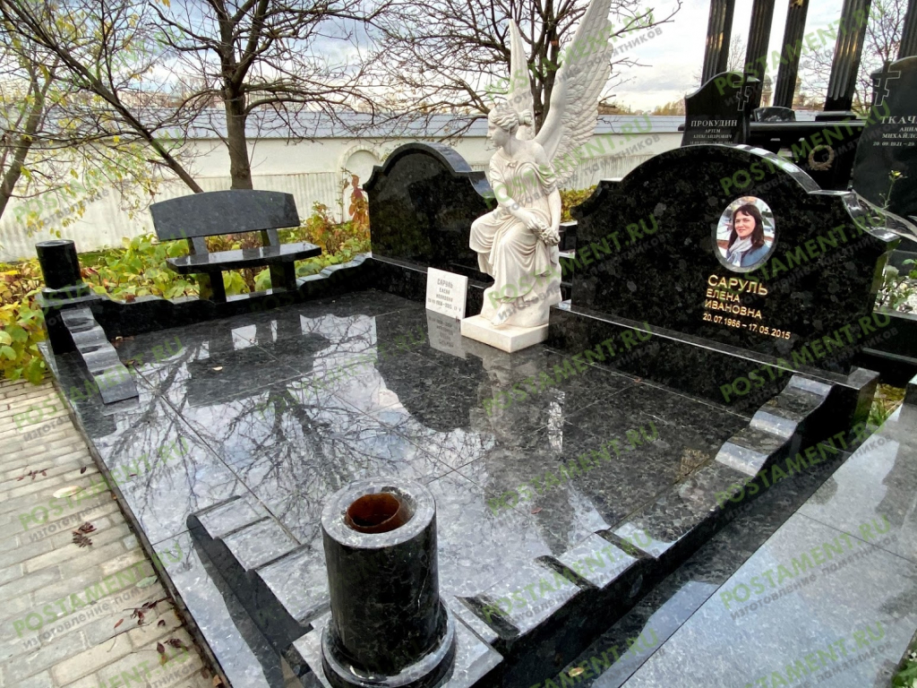 Гранитный цоколь на бетонном основании