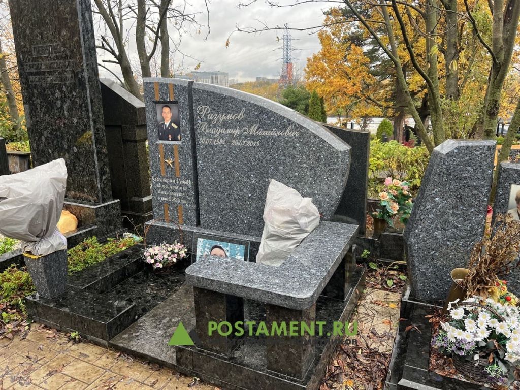 Угловая лавка в комплексе из гранита