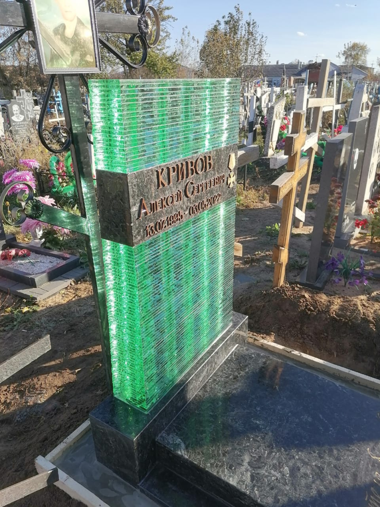 pamyatnik-iz-stekla-na-mogilu.jpg