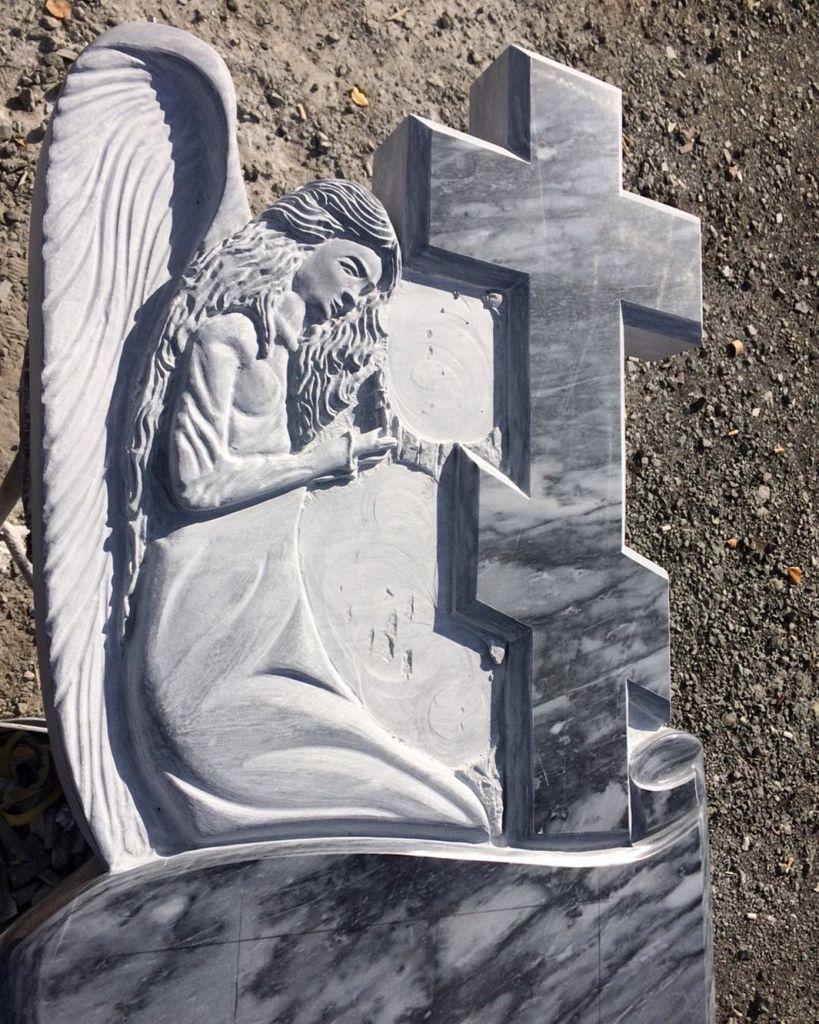 Памятник с ангелом