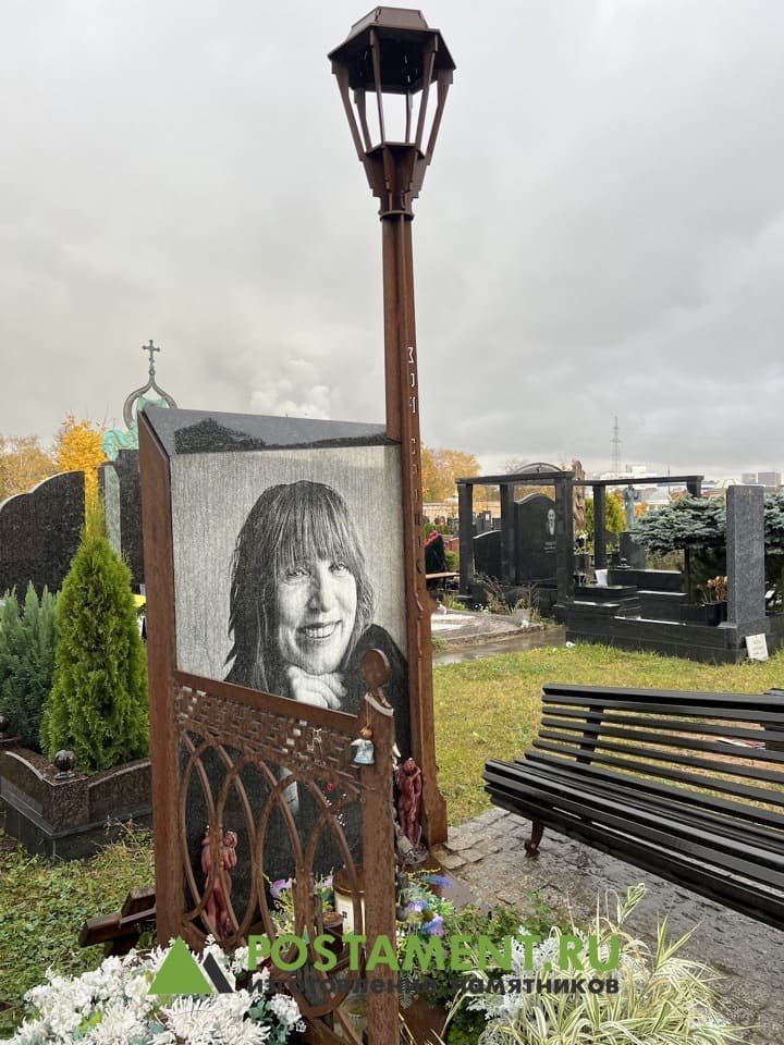 Стела с кортеновской сталью