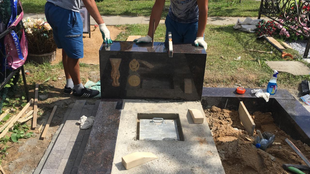 Установка склепа на могилу