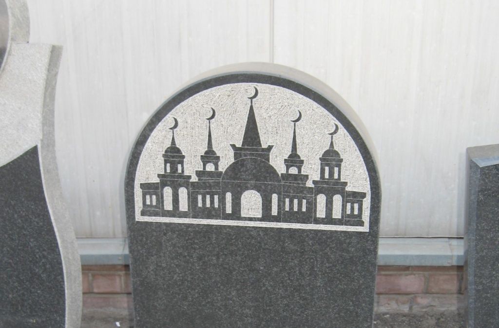 памятник из гранита с мечетью