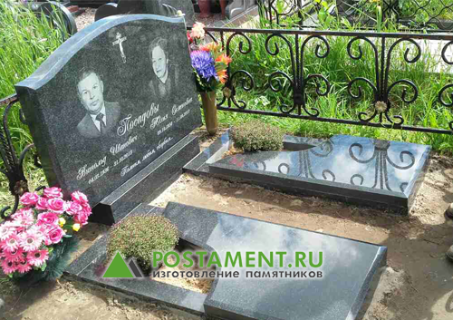 Стела с двумя цветниками