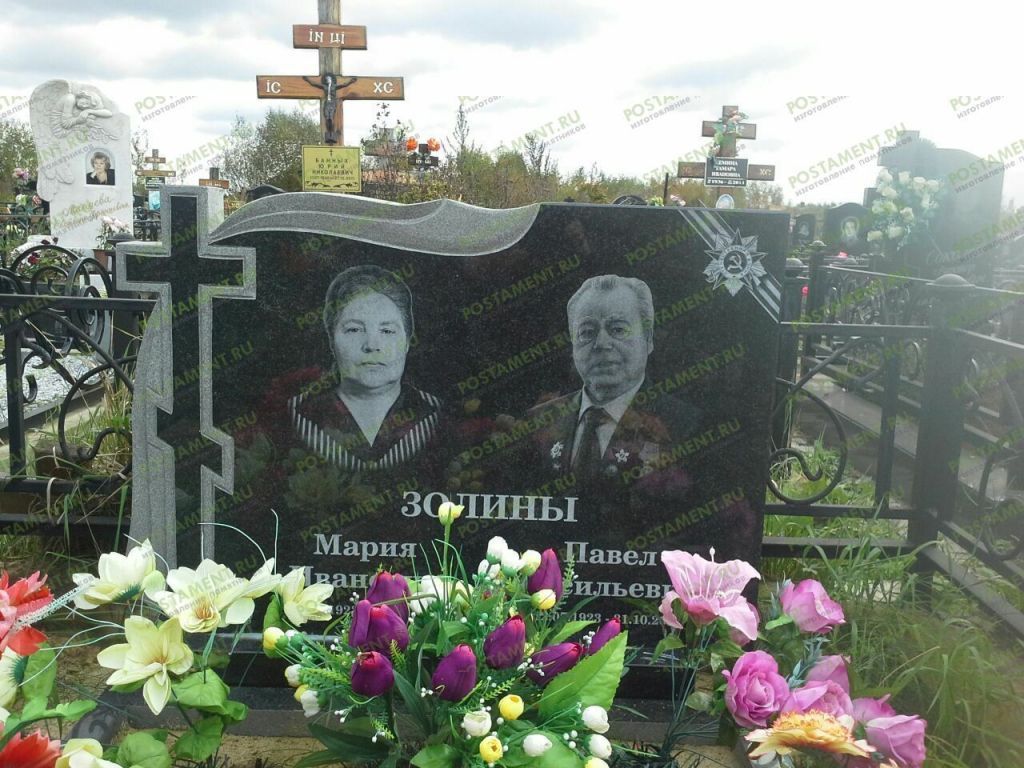 Памятник с крестом и плащаницей