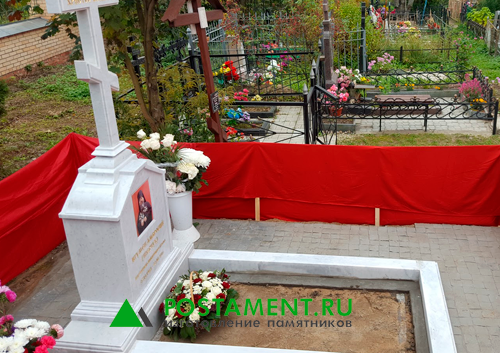 Крест из мрамора Коелга ритуальный