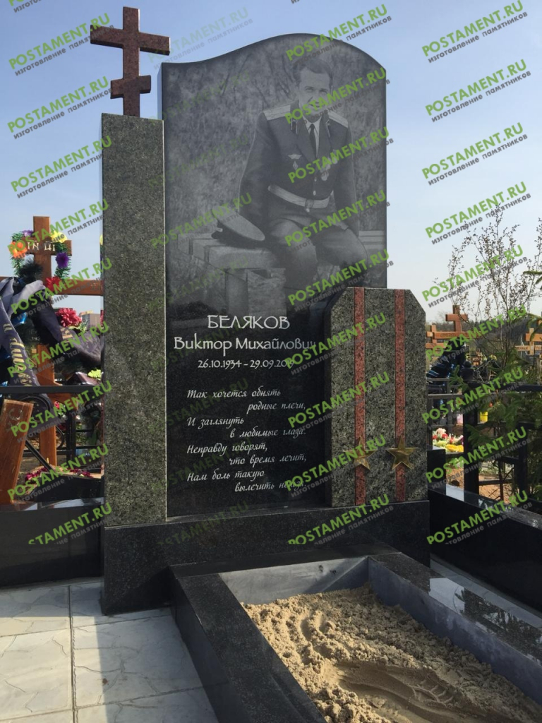 Инкрустация гранитными полосами и бронзовыми буквами