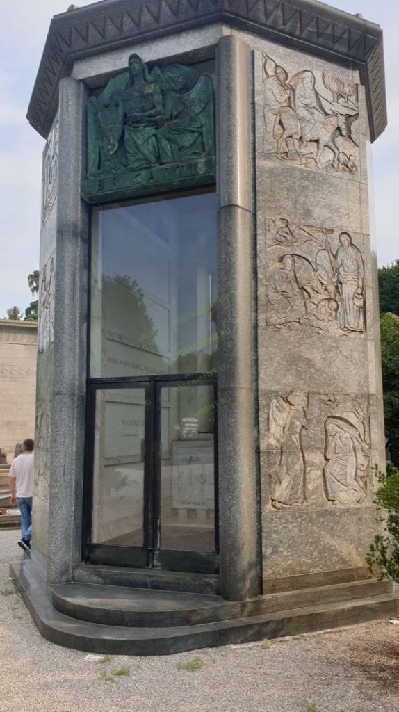 Склеп со стеклом