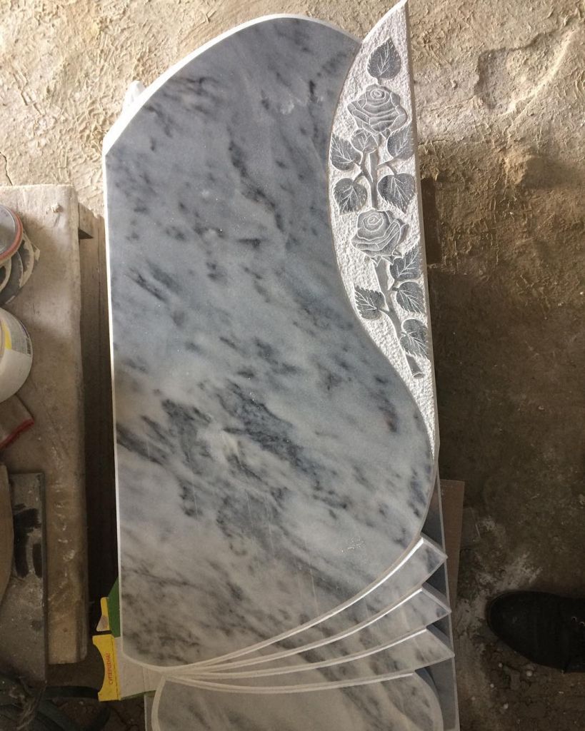 Розы на фигурном памятнике