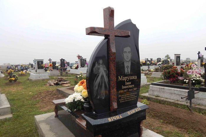 Крест на могилу из красного камня