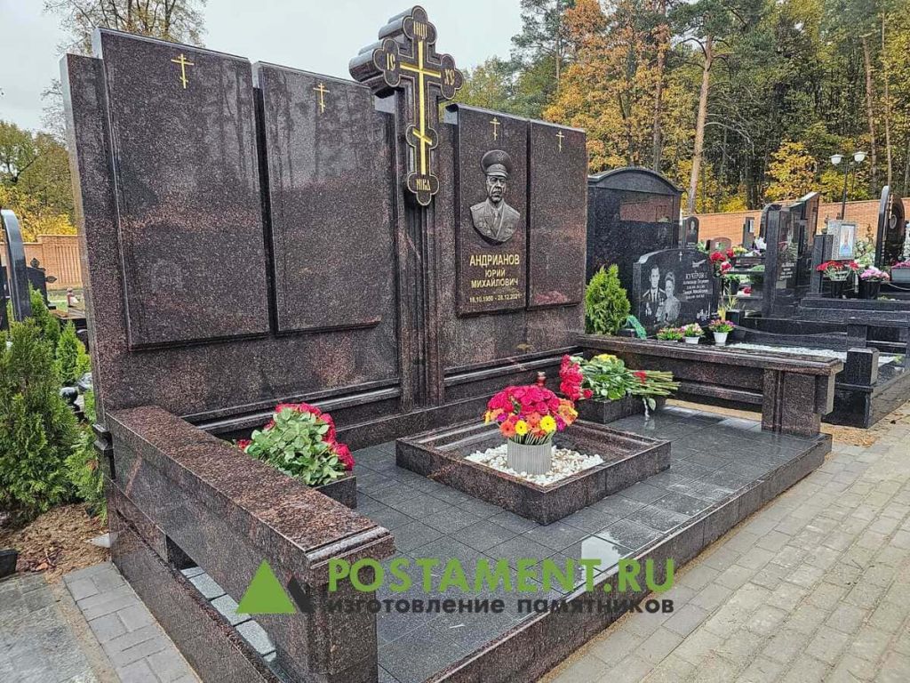 Комплекс на 4 могилы на кладбище