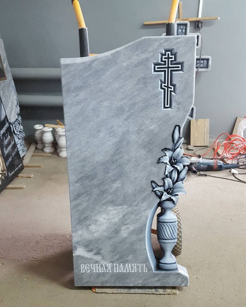 Резной памятник с лилиями