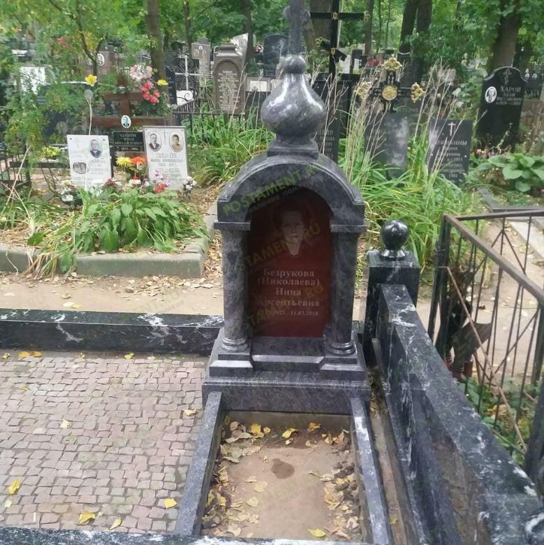 Часовня с красной вставкой