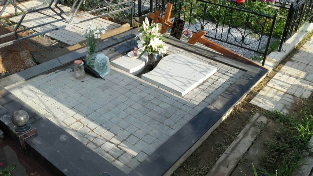 укладка надгробной плиты