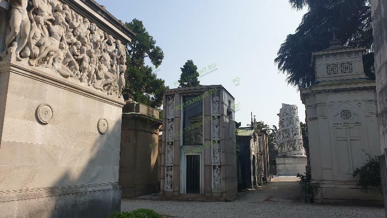 Склепы на кладбище в Милане