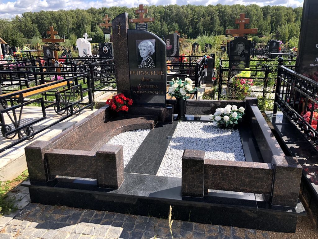 Мемориальный комплекс из Габбро и Дымовского