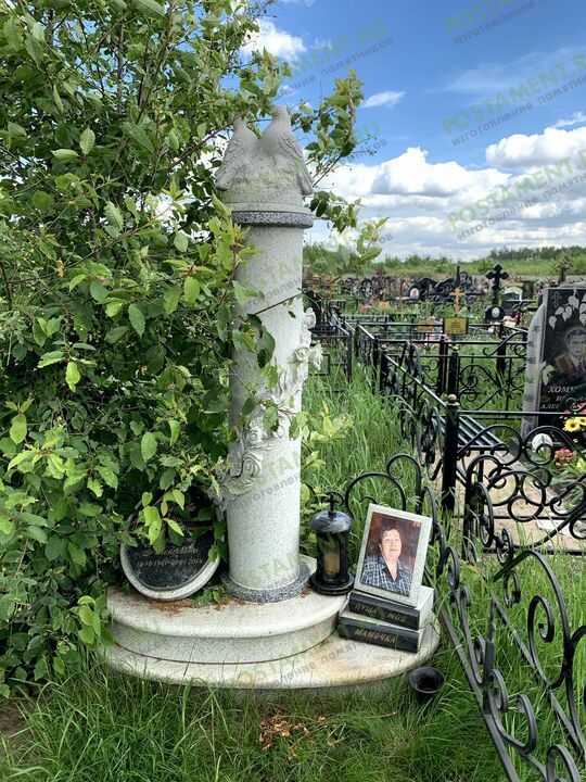 Столб со скульптурой