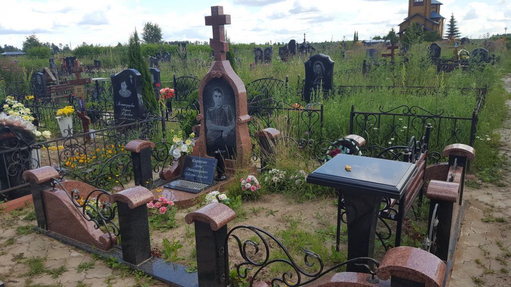 Мемориальный комплекс с красным гранитом