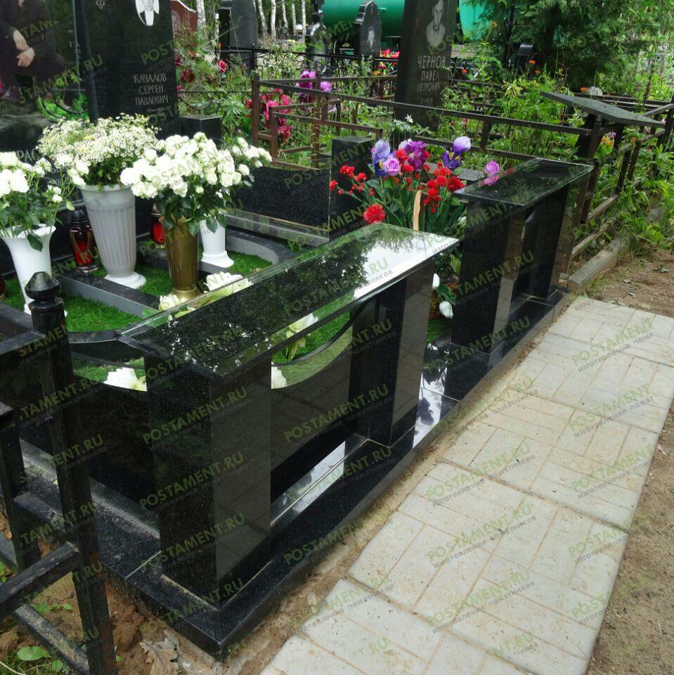 Цоколь со скамейкой из стекла на могилу