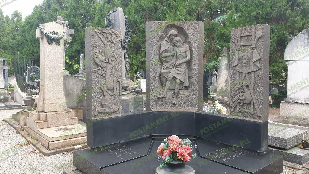 Иисус из гранита в нише