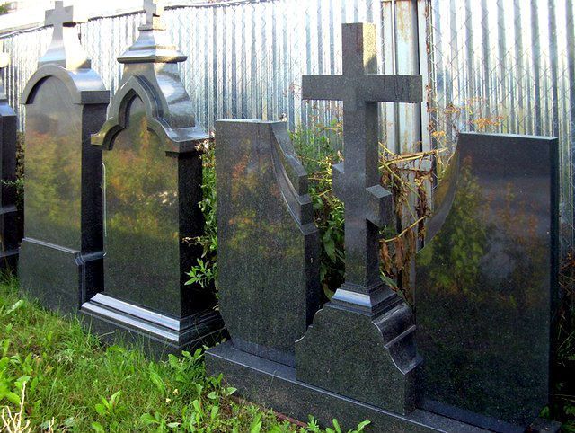 Памятники из черного габбро