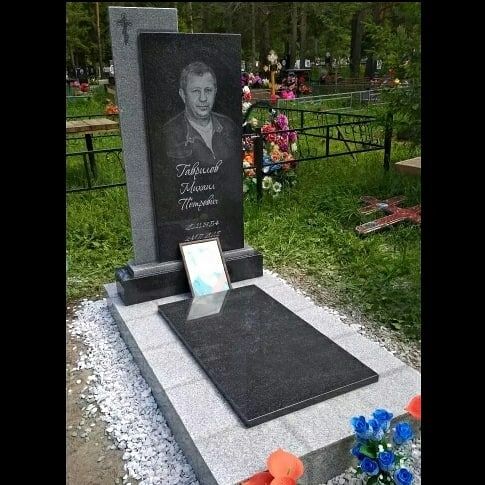 Небольшой комплекс с надгробкой