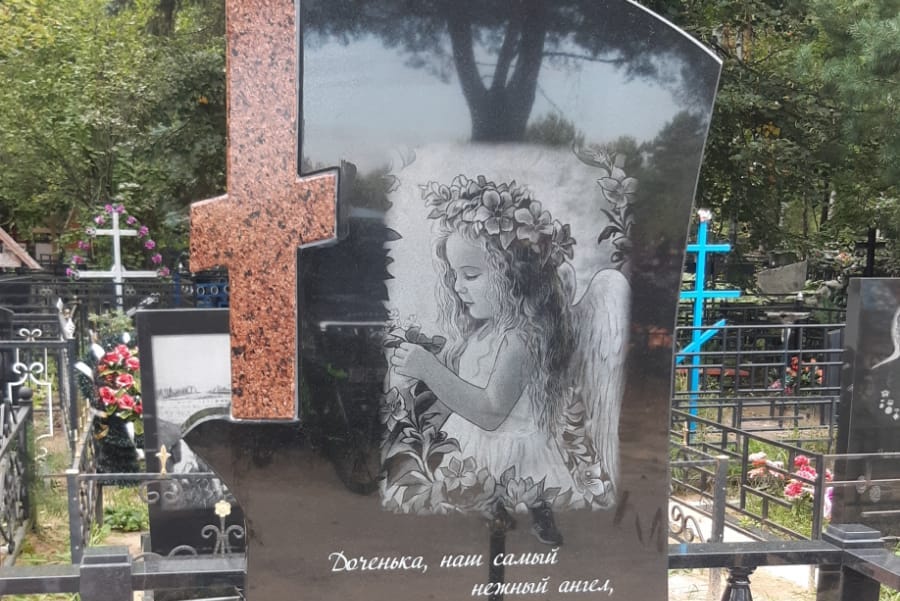Гравировка ангелочка на памятнике