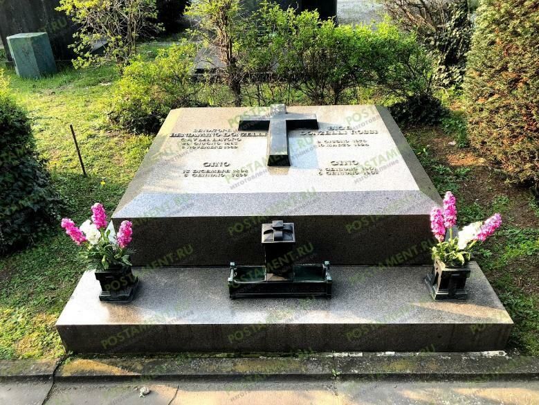 Надгробная плита с католическим крестом